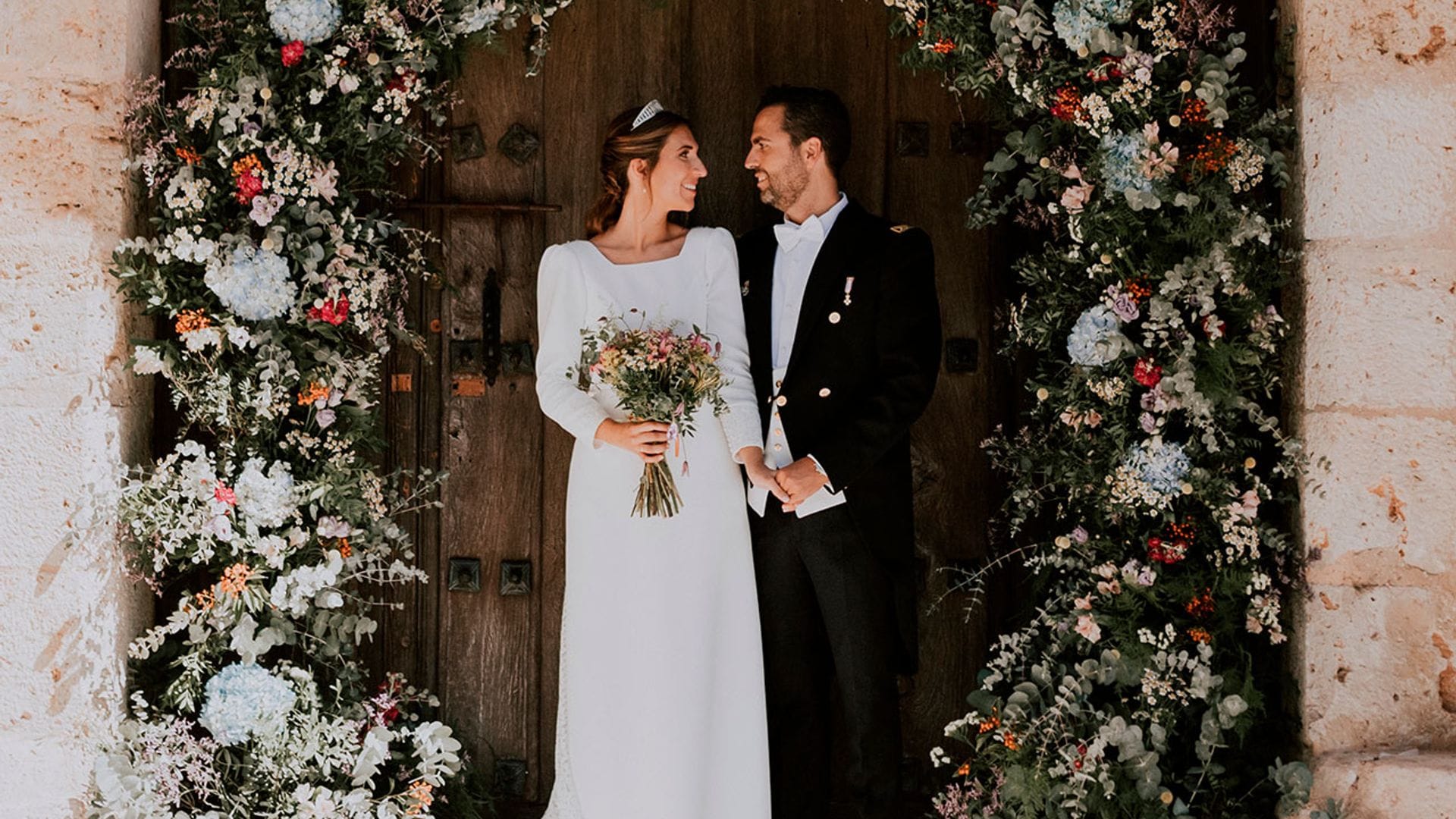 Patricia, la novia del vestido sencillo y capa de margaritas que se casó en un pueblo de Valladolid