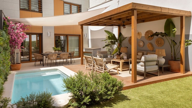 Casa con piscina, con pérgola de madera con salón con muebles de madera, objetos de fibras vegetales en la pared, toldo tipo vela y comedor 