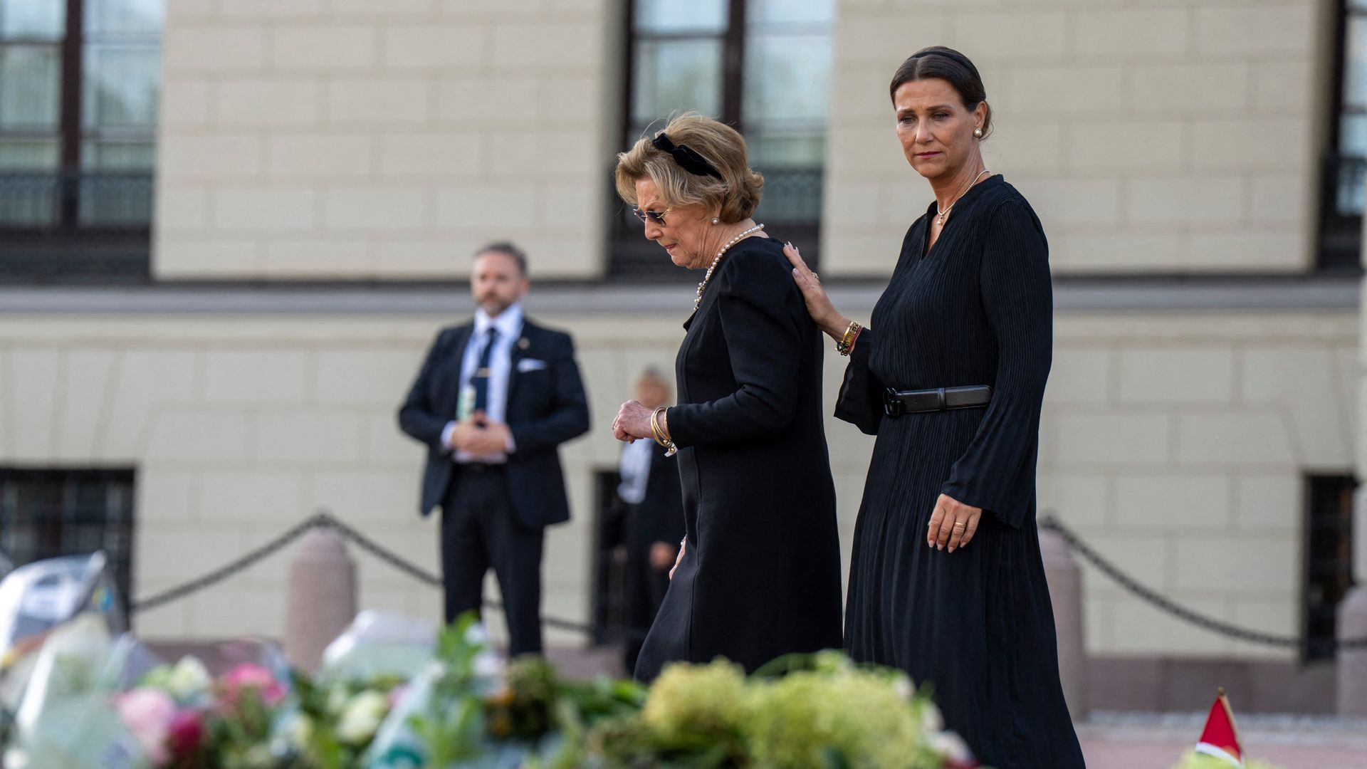 Marta Luisa de Noruega arropa a su madre mientras ve los homenajes de los noruegos a Harald de Noruega