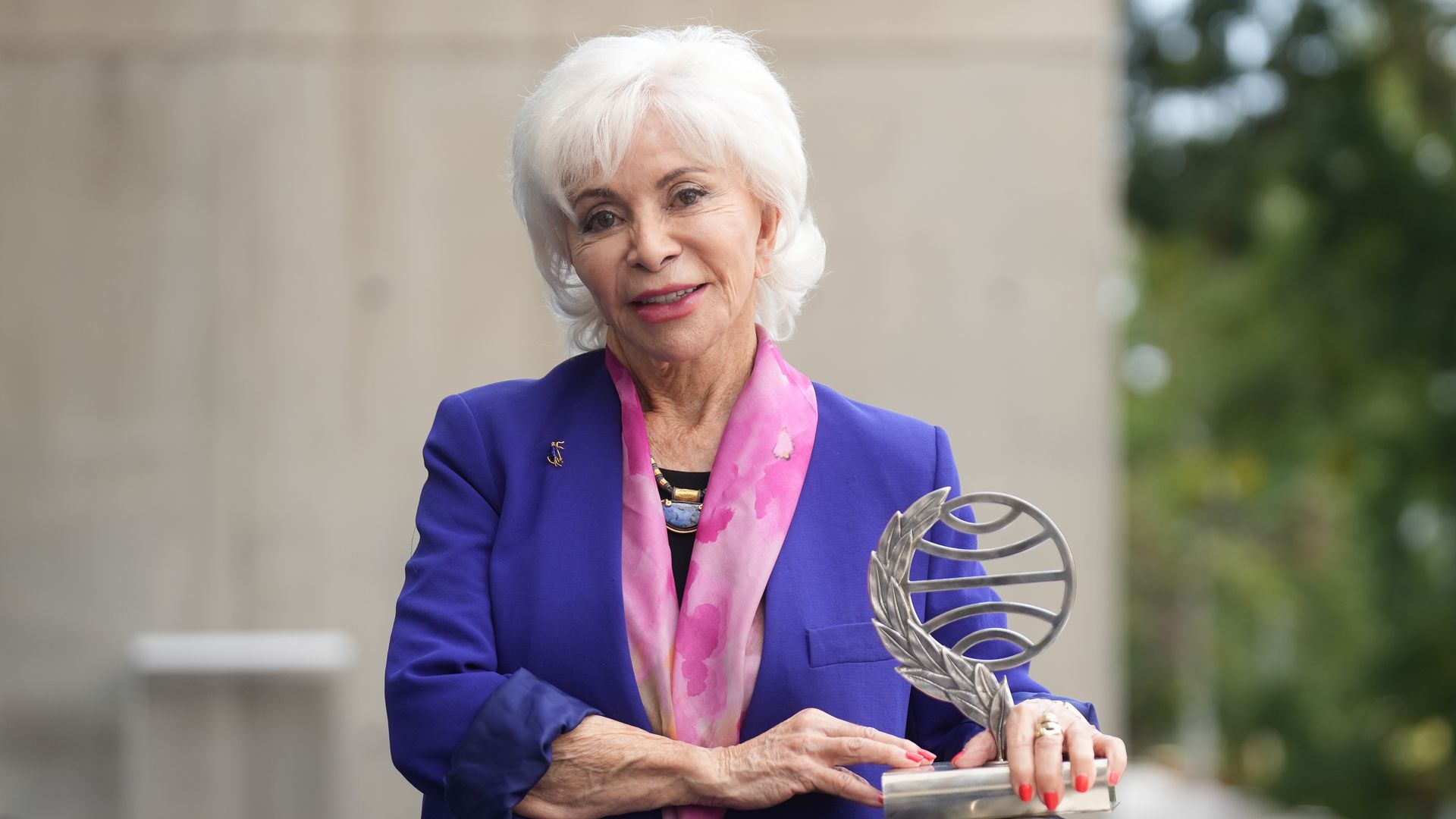Isabel Allende recibe el Premio Planeta de manos de la reina Letizia