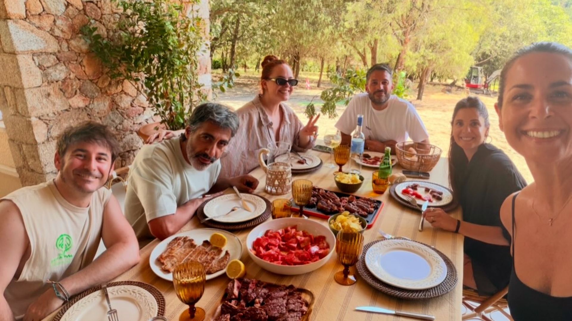 Nuria Roca y Juan del Val comiendo con sus amigos en Candeleda