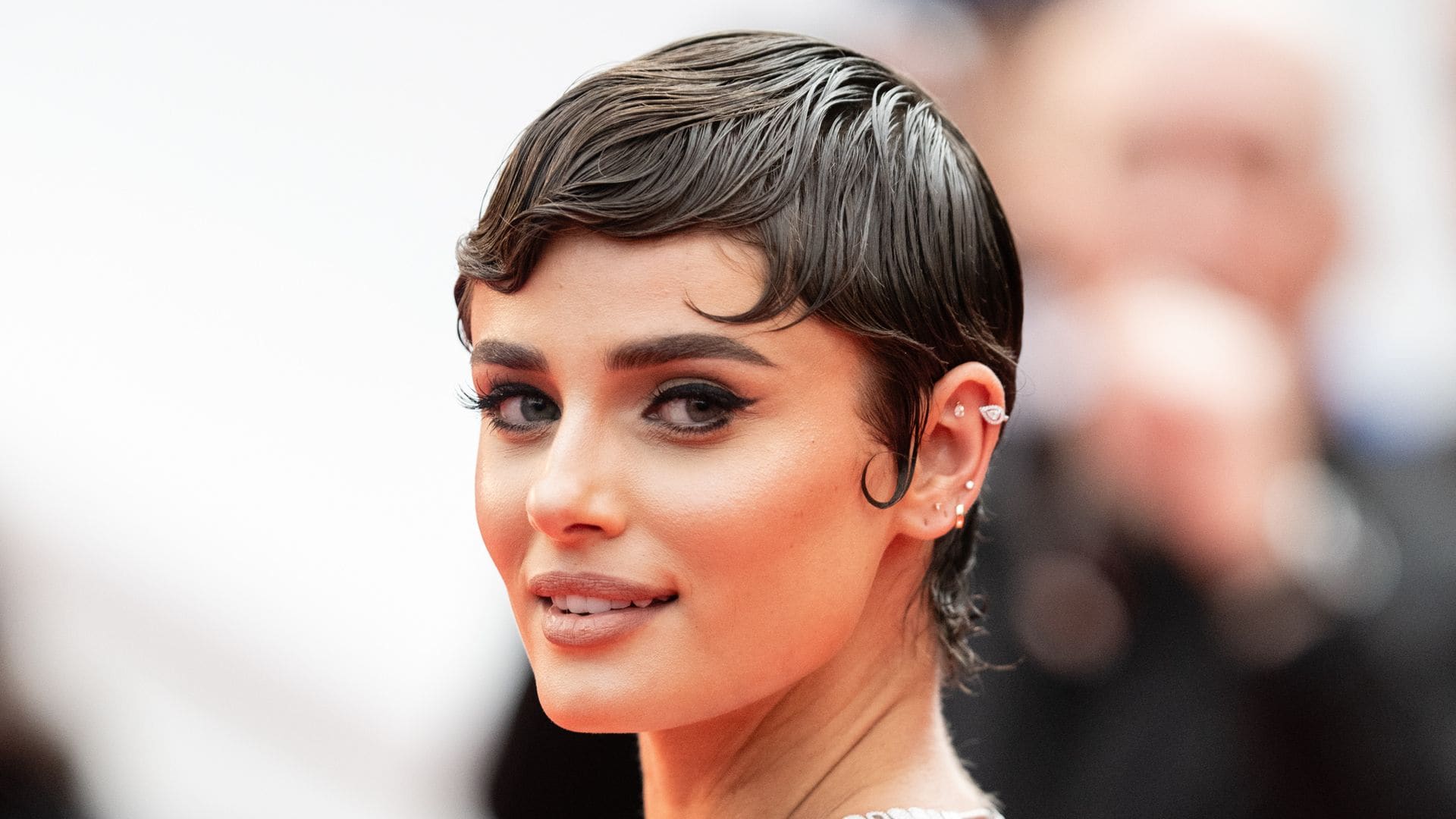 ¿Es Taylor Hill vestida de flamenca? Descubre a la andaluza que todos confunden con la modelo