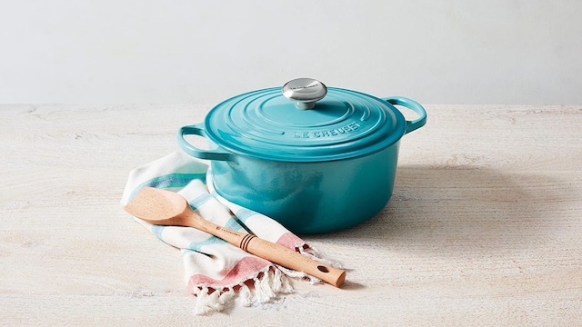 'Cocotte' azul de Le Creuset encima de una mesa de madera