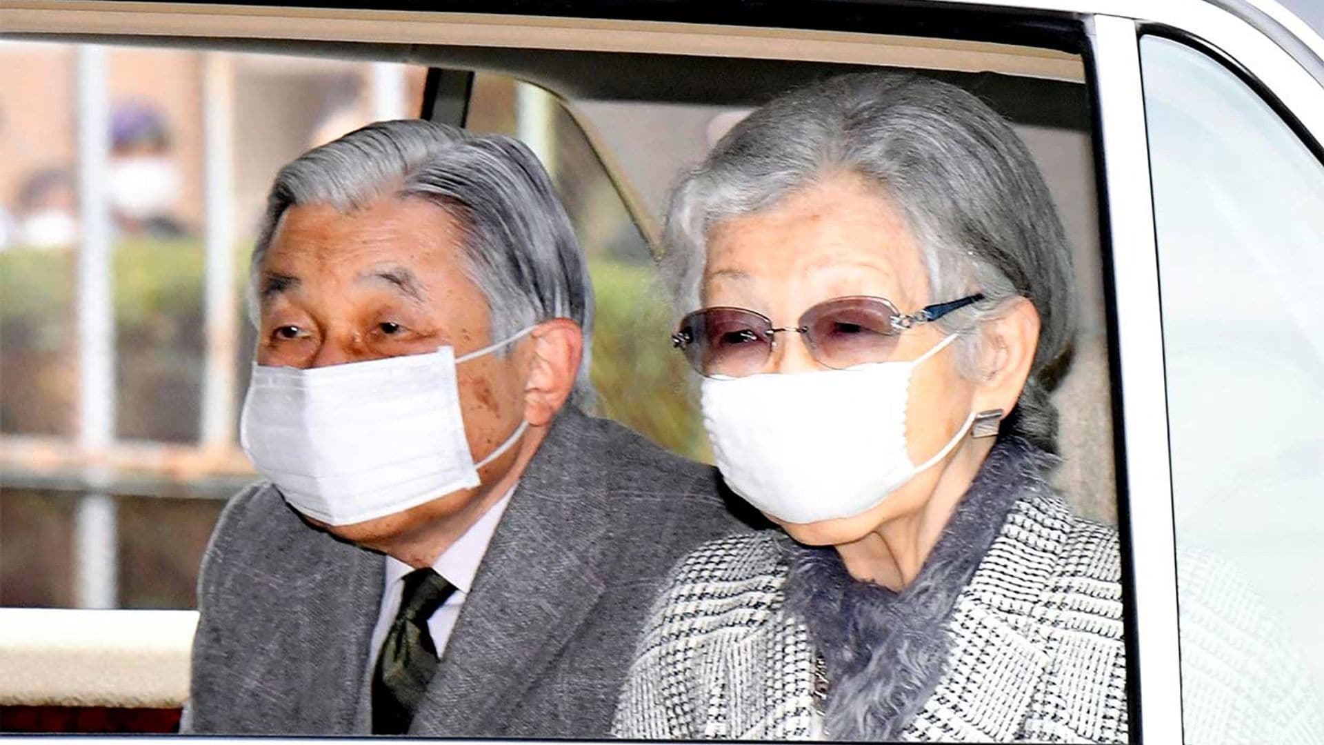Akihito y Michiko de Japón abandonan con mascarilla el que ha sido su hogar durante 26 años