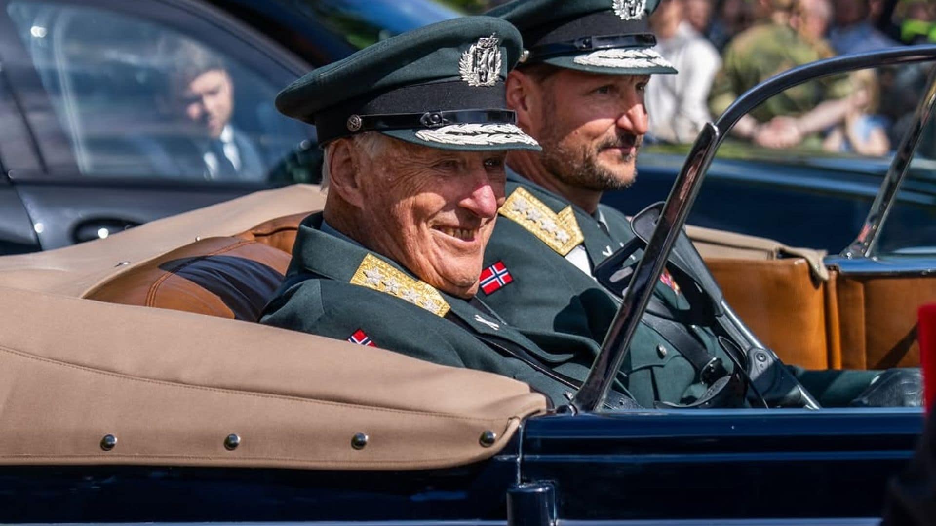 Harald y Haakon de Noruega hacen historia, 80 años después, con el coche más icónico de su colección 