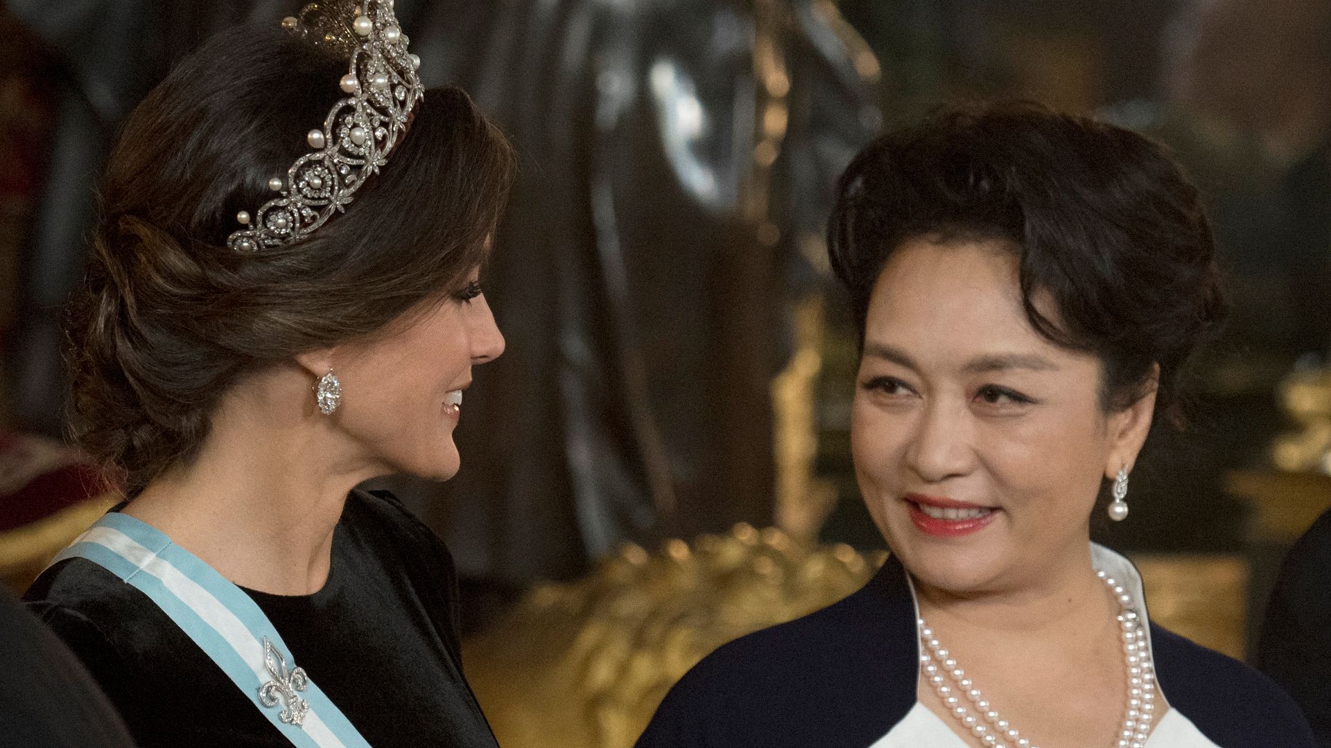 El uso de tiaras por parte de reinas europeas en China ha quedado en desuso en las últimas décadas, aunque el protocolo bilateral siempre puede dictar lo contrario, no es lo esperado