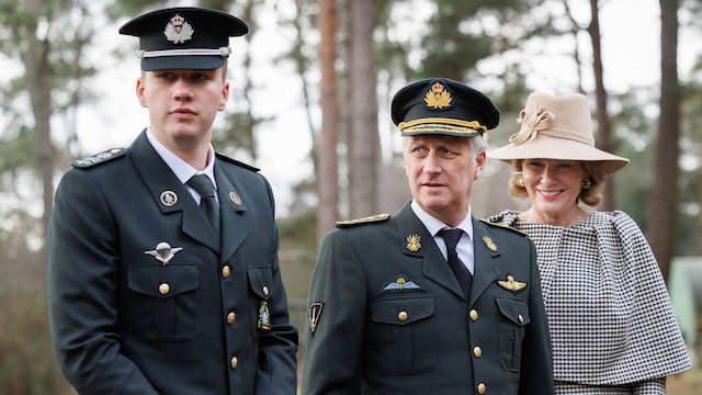 Felipe, Matilde y Gabriel de Bélgica en una visita a la academia militar