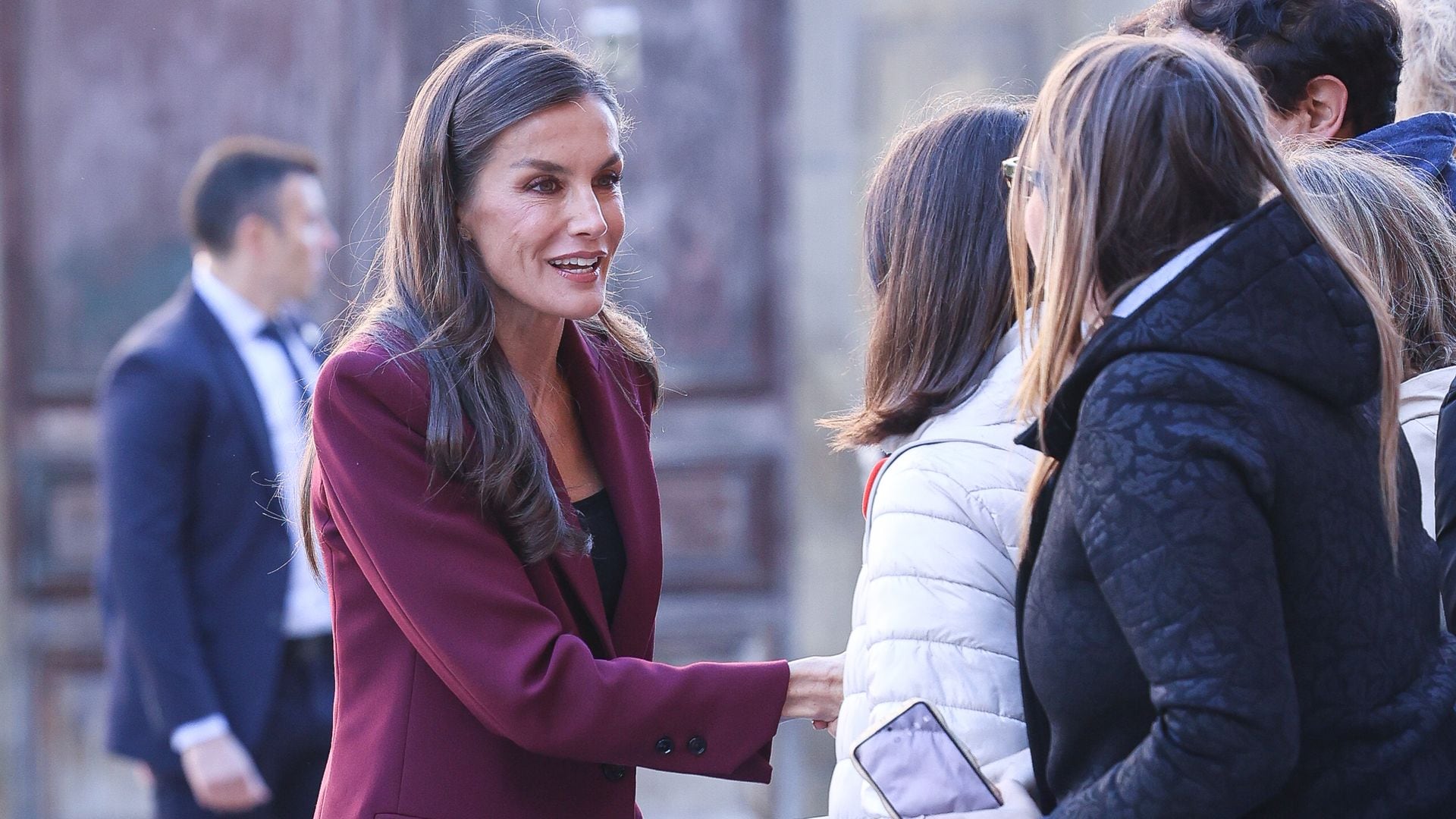 La reina Letizia se copia a sí misma y estrena su bolso favorito, en un color nuevo, en Pamplona