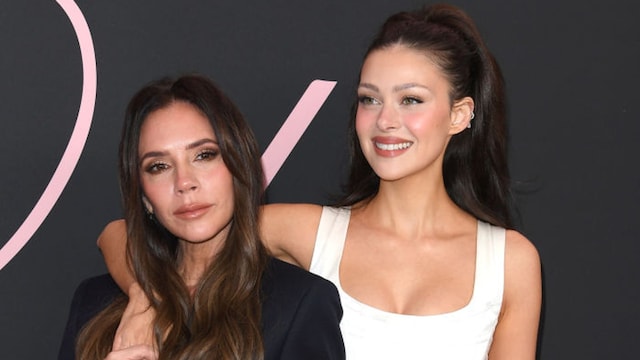 Victoria Beckham y Nicola Peltz Beckham en la premiere de Lola