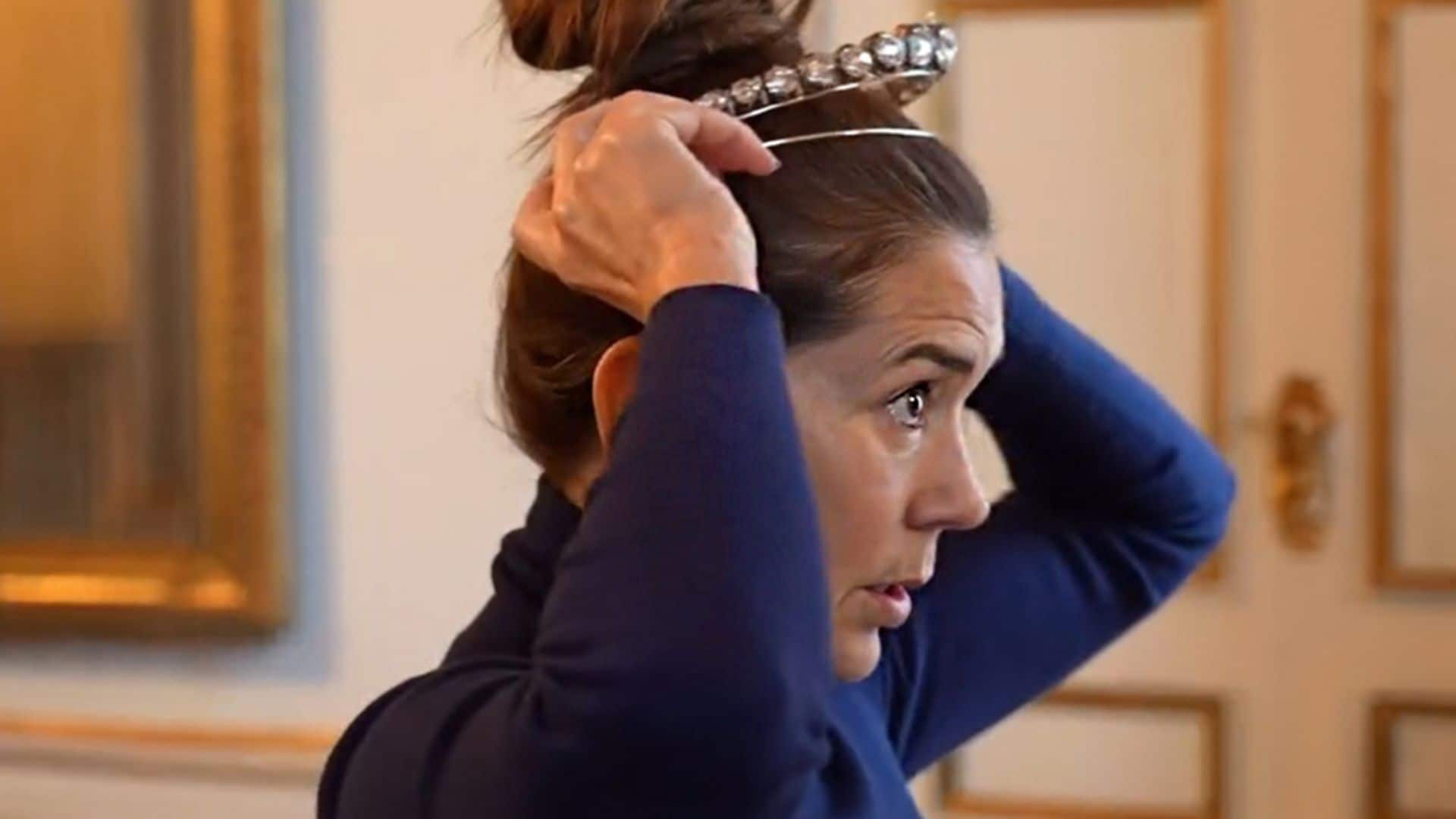 Mary de Dinamarca probándose su nueva tiara