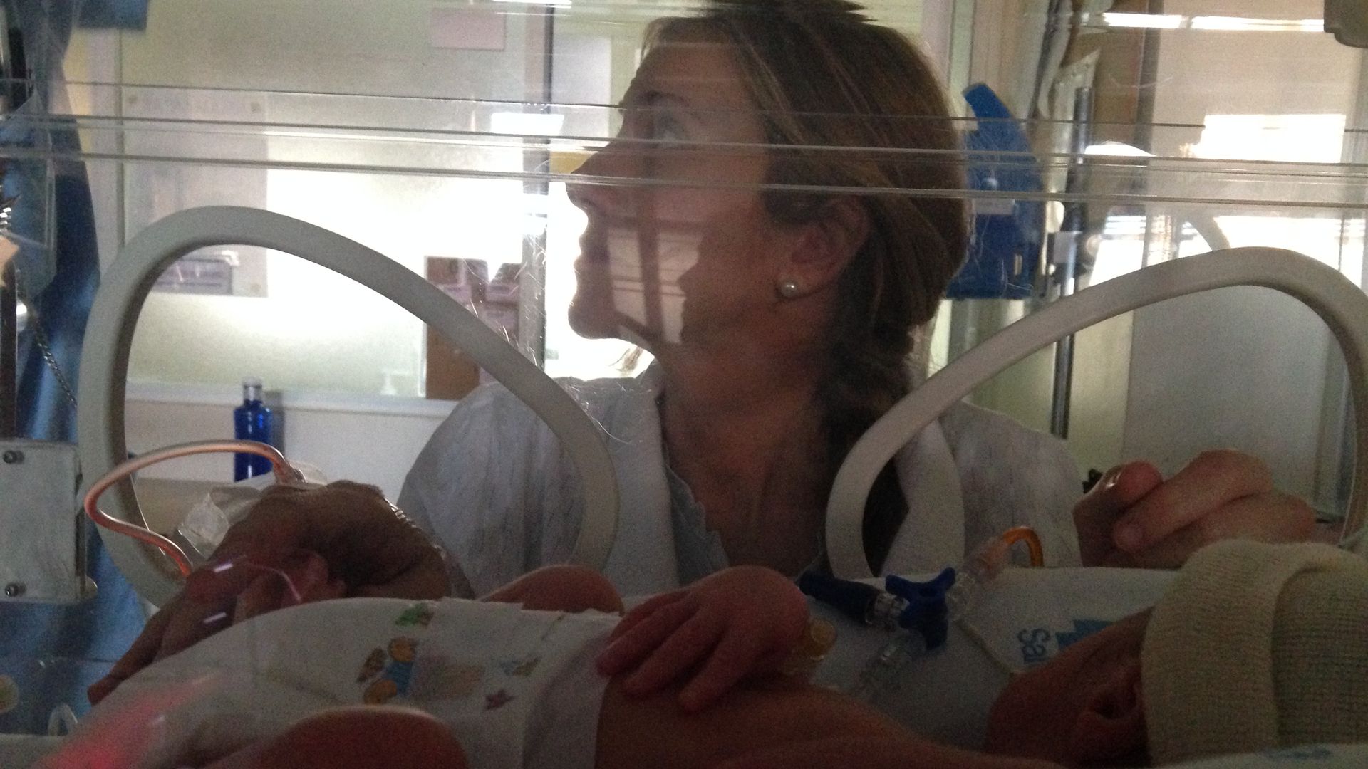 Paloma, acompañando a uno de los trillizos en la incubadora