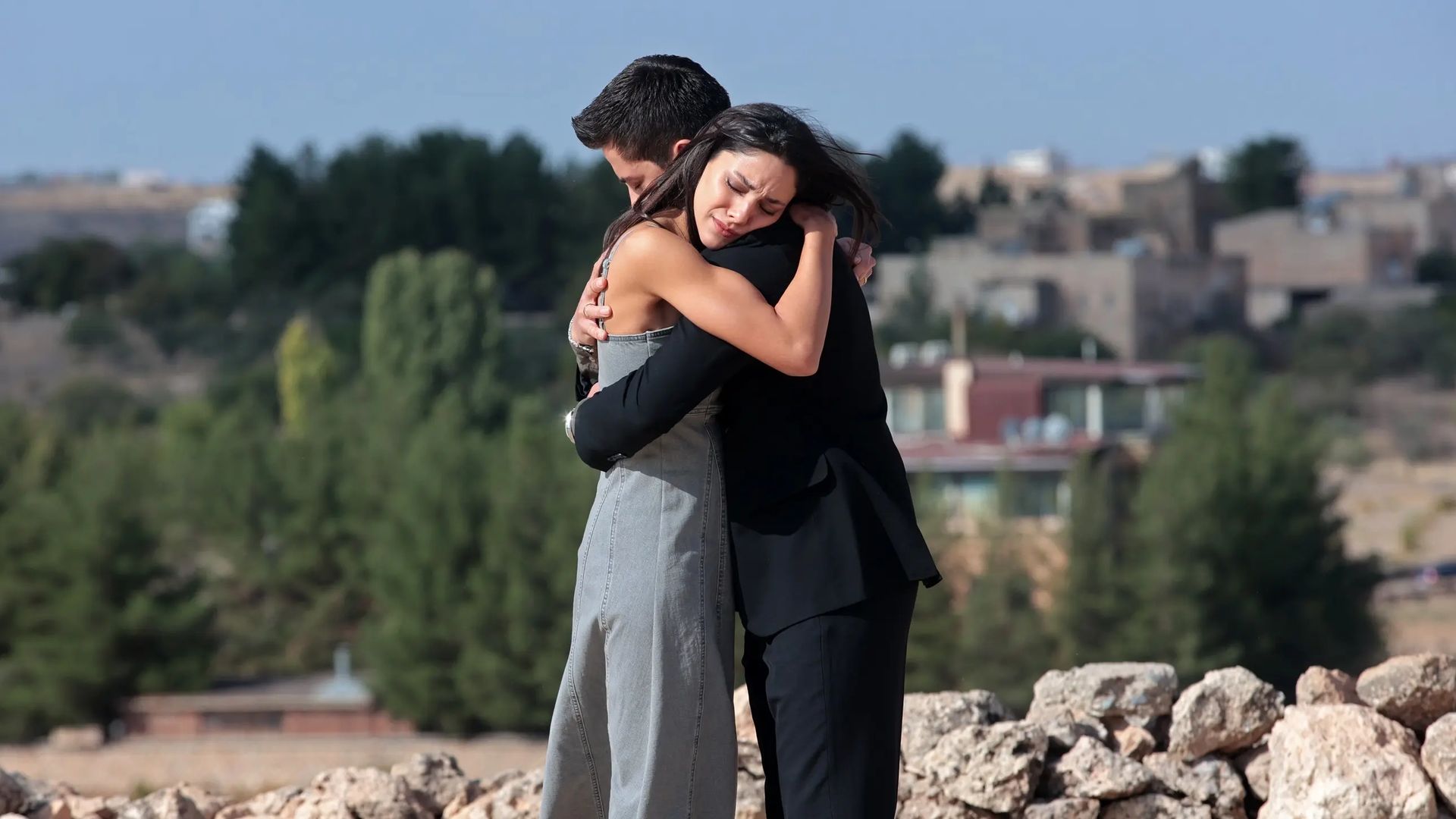 El romance de Kaya y Zerrin traspasa la pantalla: los protagonistas de 'En tierra lejana' confirman que están juntos