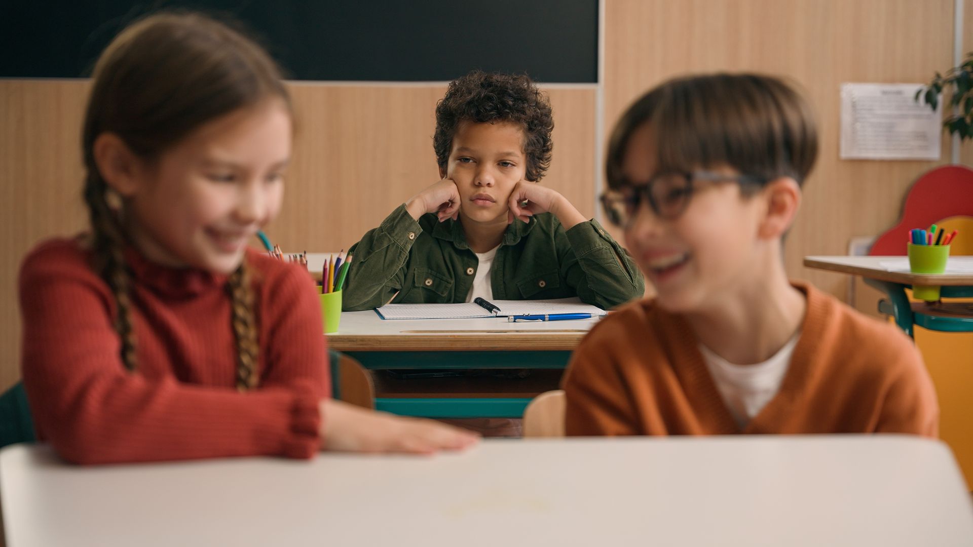Niño triste en clase