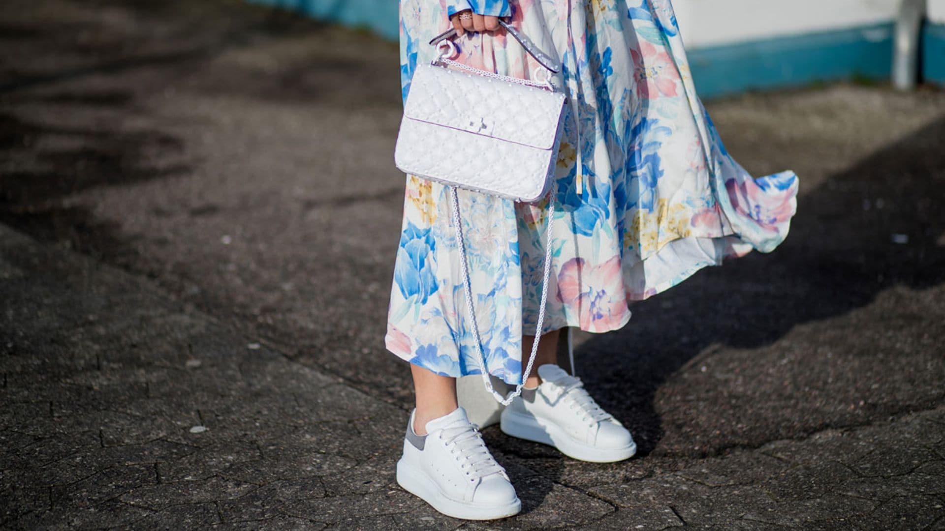 ¡Ya están de rebajas! Las zapatillas blancas que combinan con todos tus vestidos