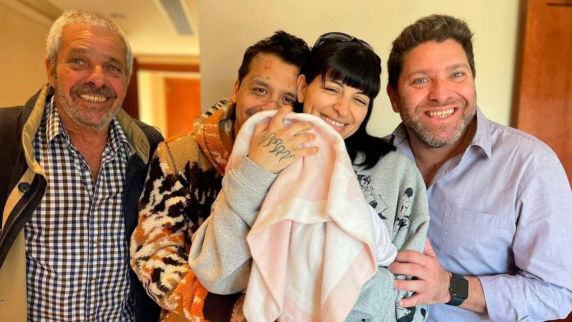 Revelan la primera foto de Nodal y Cazzu como padres