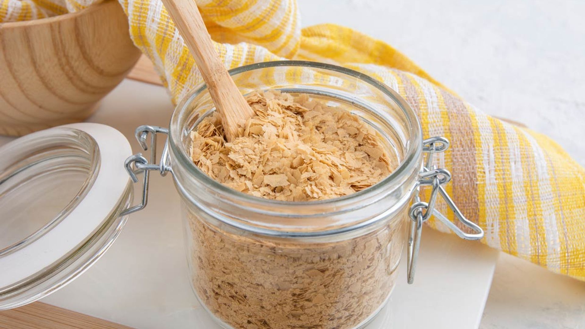 Añade levadura nutricional a tus platos y disfruta de los beneficios de este alimento