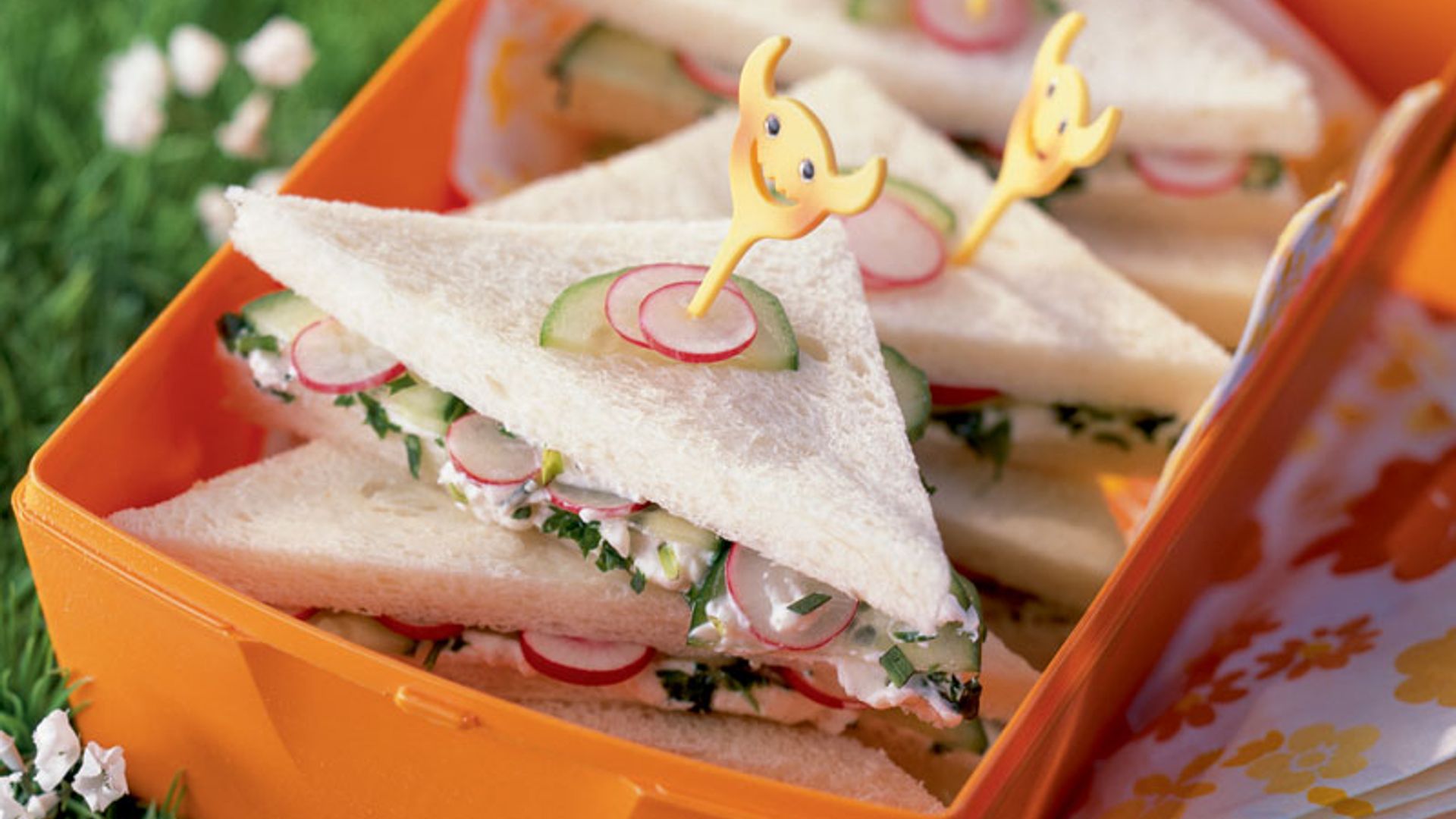 Sándwiches rellenos de ensaladilla de yogur