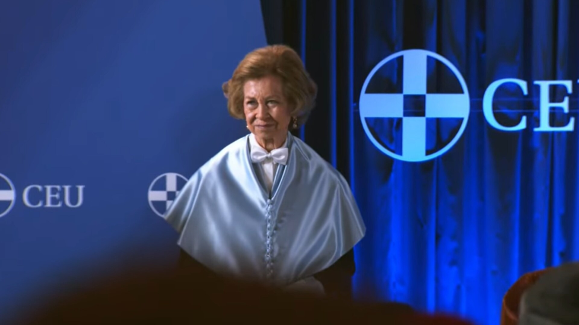 Doña Sofía siendo proclamada Doctora Honoris Causa por la Universidad CEU San Pablo