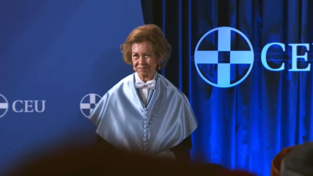 Doña Sofía siendo proclamada Doctora Honoris Causa por la Universidad CEU San Pablo