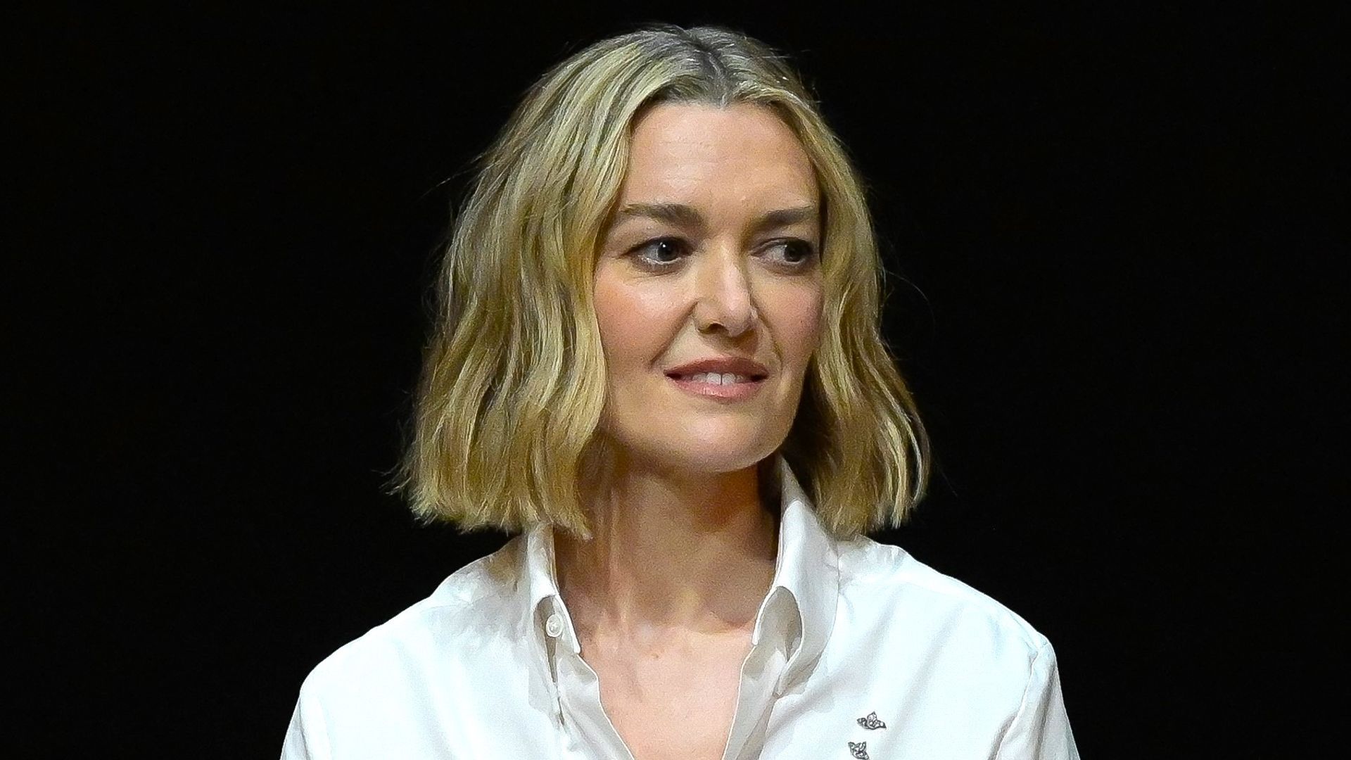 Marta Ortega con camisa blanca en la junta de accionistas de Inditex, 2026.