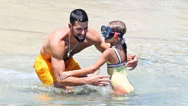 Novak Djokovic con su hija Tara bañándose