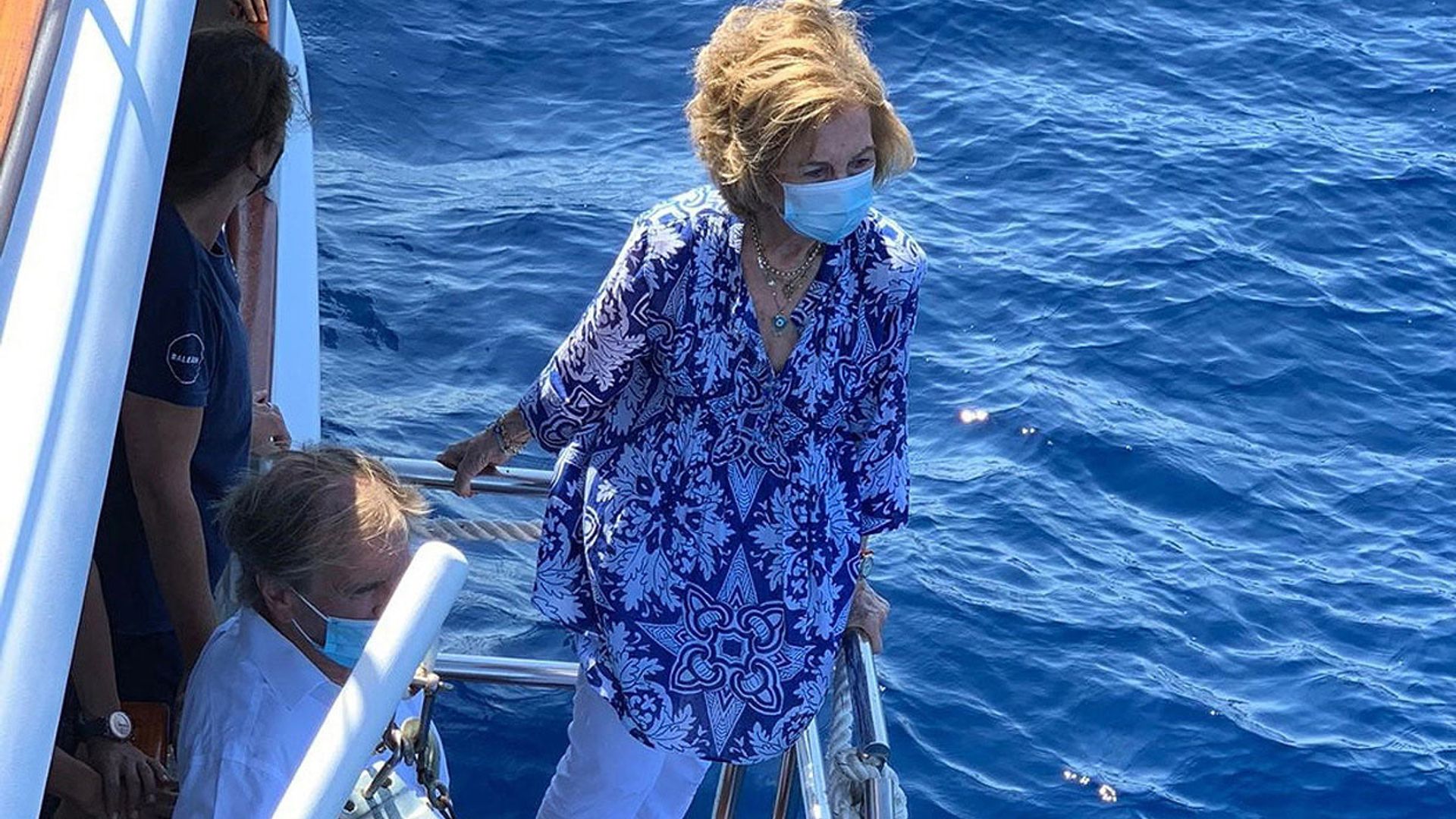 La reina Sofía participa en la liberación de un ejemplar de tortuga en Palma de Mallorca