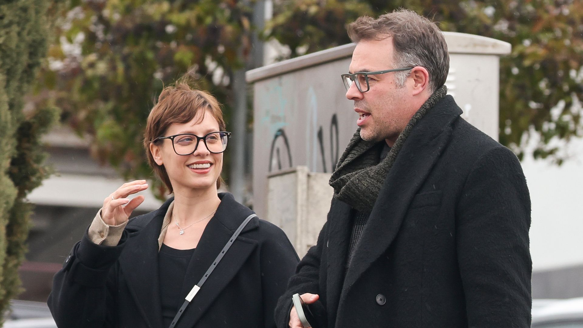 EXCLUSIVA. Primeras fotos de Michelle Jenner y Hugo Stuven tras confirmar su relación: de la mano y entre risas… ¡hasta en el súper! 