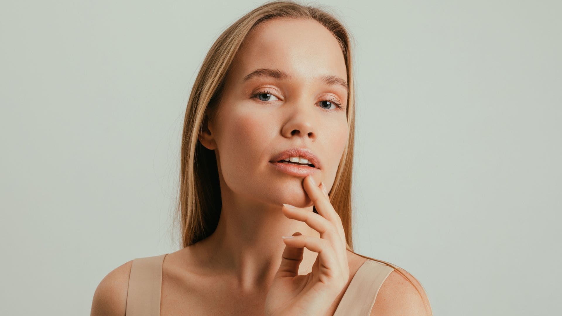 rostro de mujer rubia