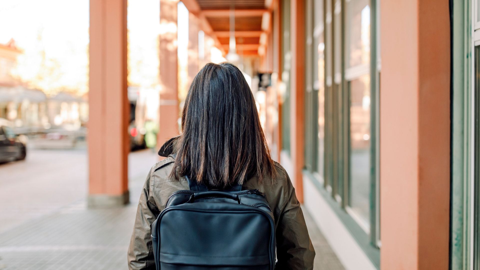 Una chica con una mochila negra