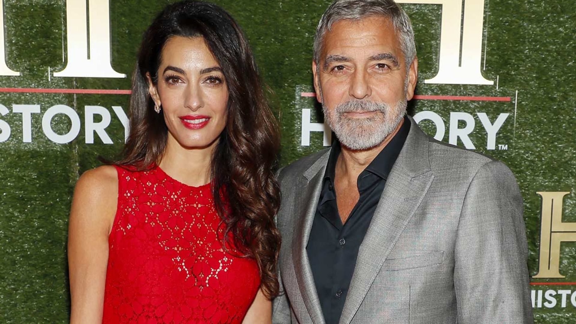 Amal Clooney, pura inspiración otoñal con su mono de encaje y taconazos dorados