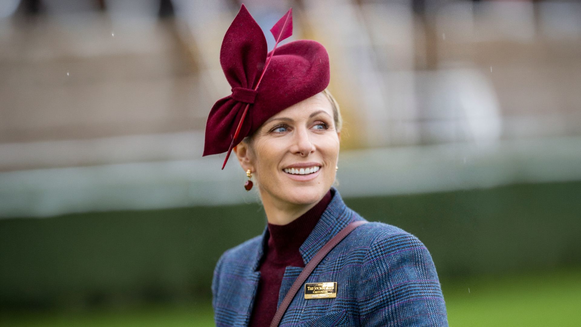 Zara Tindall con traje de dos piezas y tocado en las carreras de Cheltenham