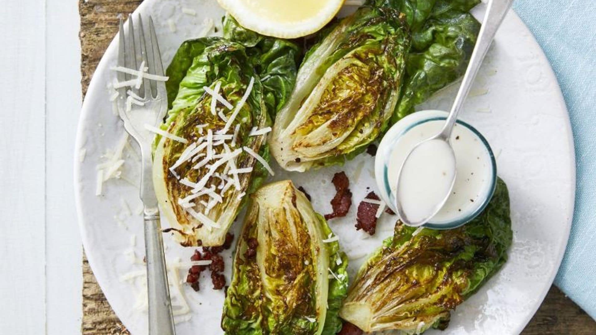 Cogollos de lechuga a la parrilla con salsa César