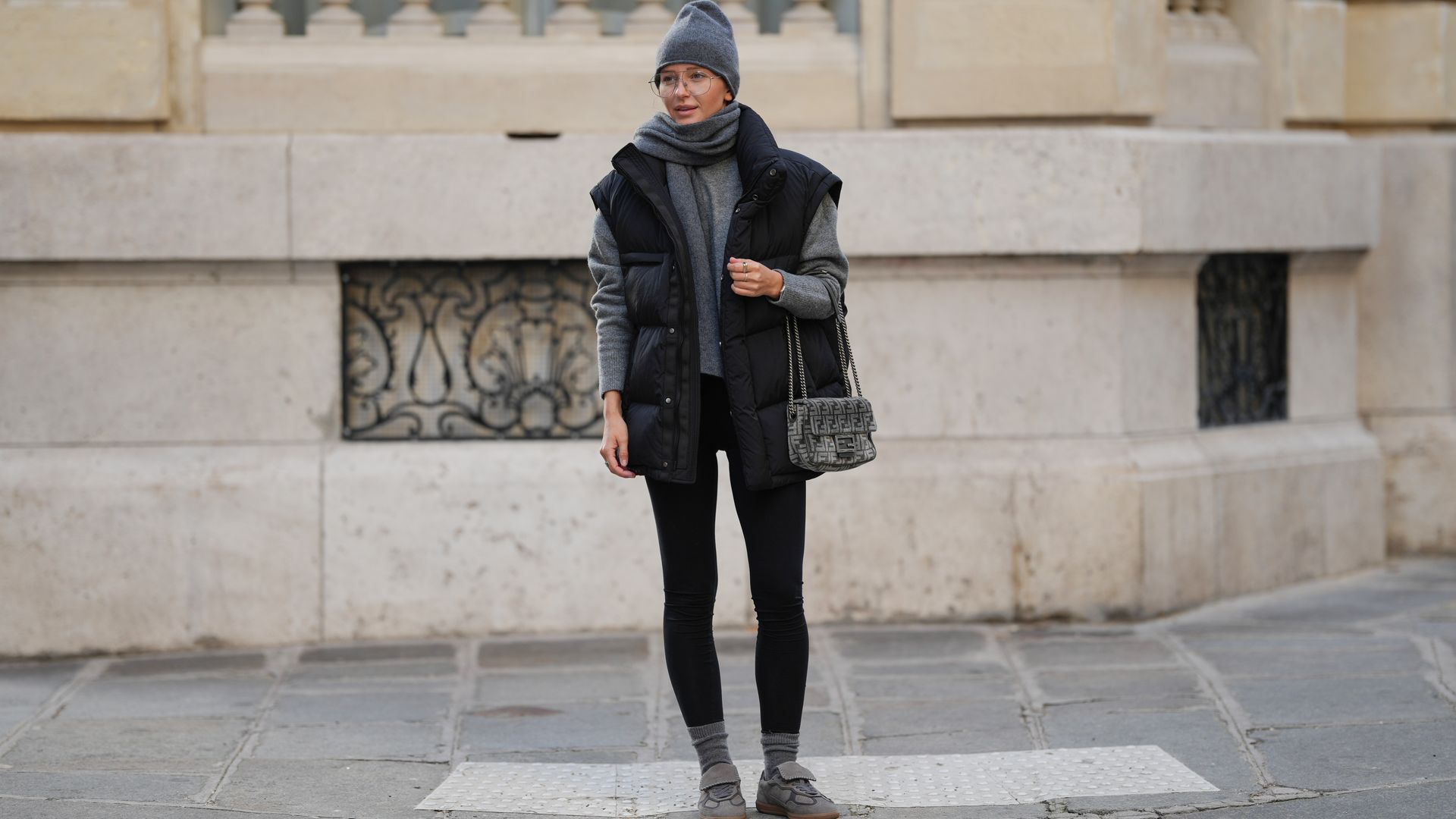 Diane Batoukina con leggings negros, jersey gris y zapatillas en Paris