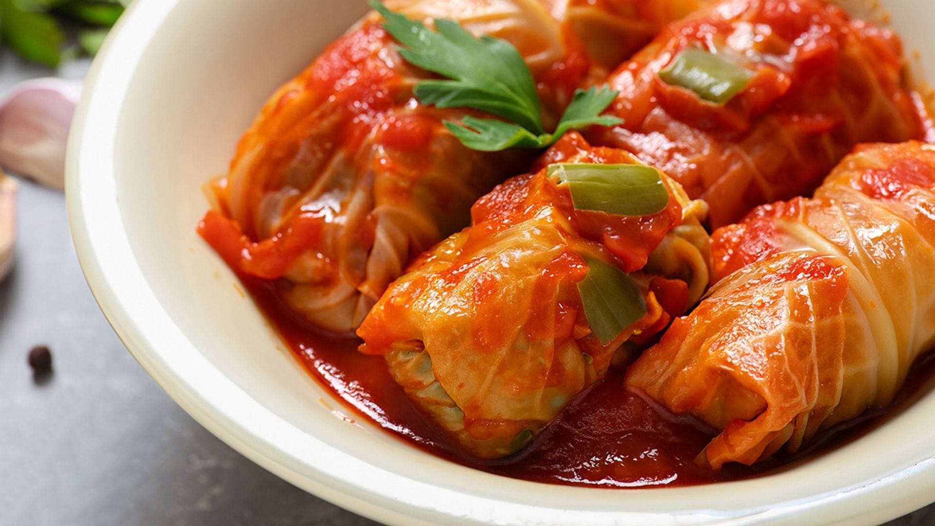 Rollitos de repollo rellenos de coliflor y carne picada con tomate
