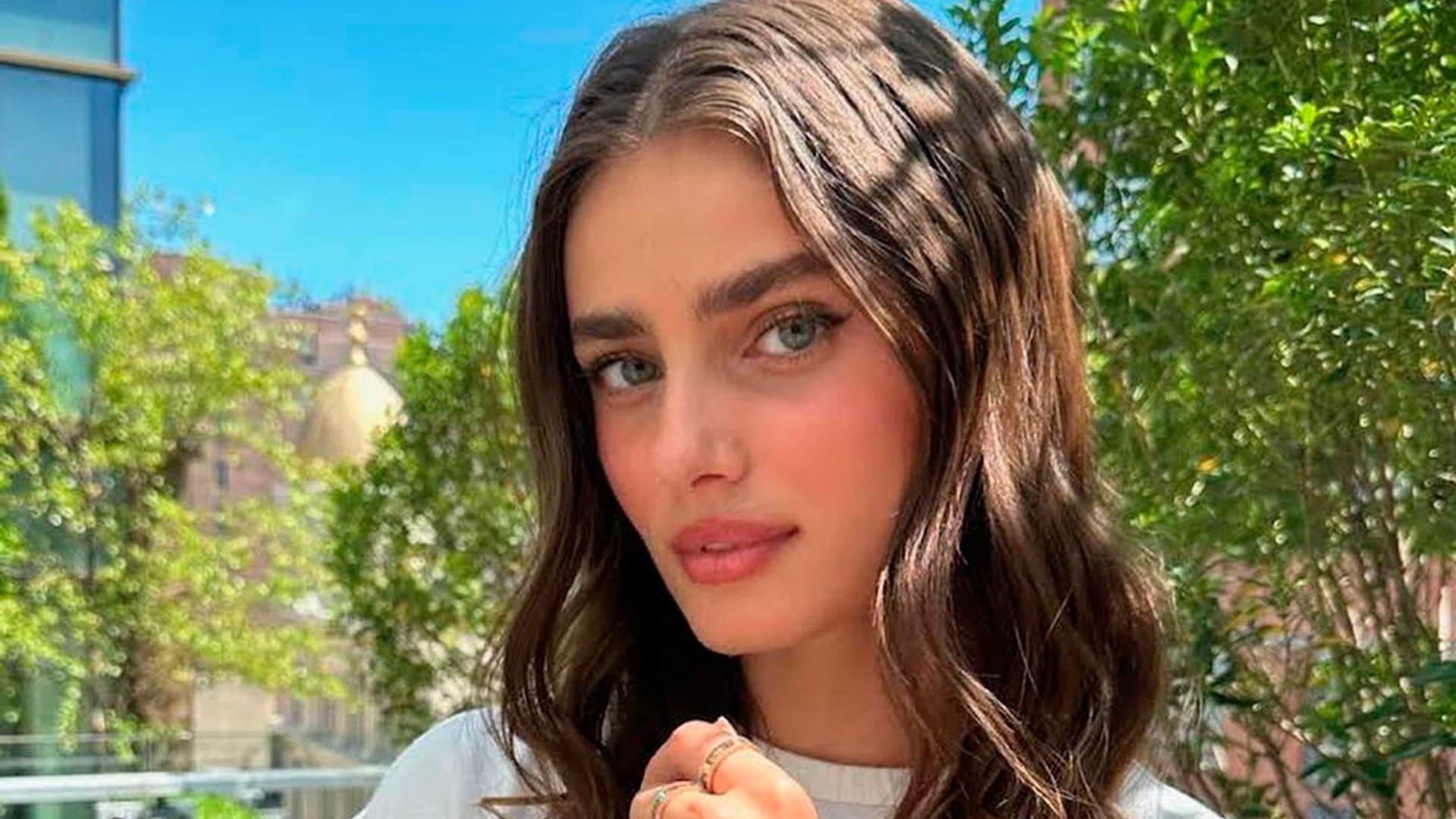 El inesperado cambio de look de la modelo Taylor Hill al puro estilo 'swifties'