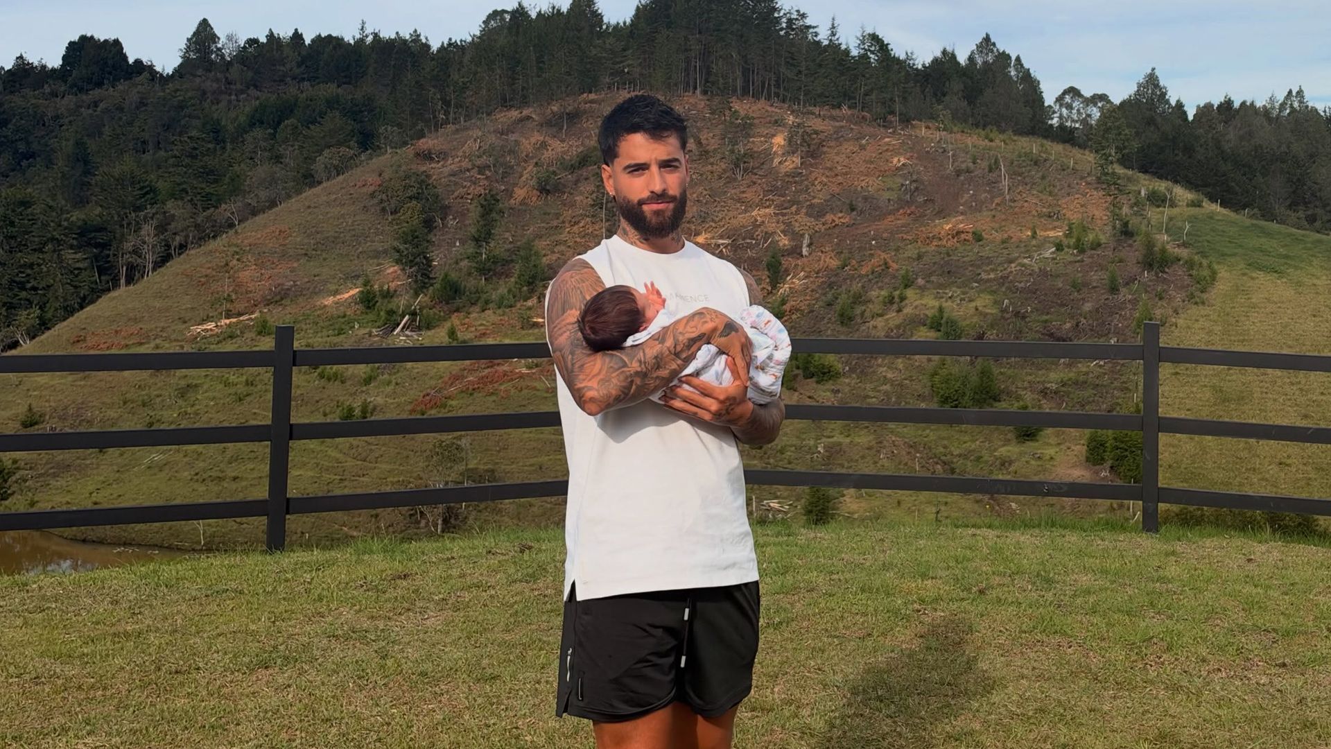 Maluma compartió esta tierna foto con su hijo Orión en brazos.