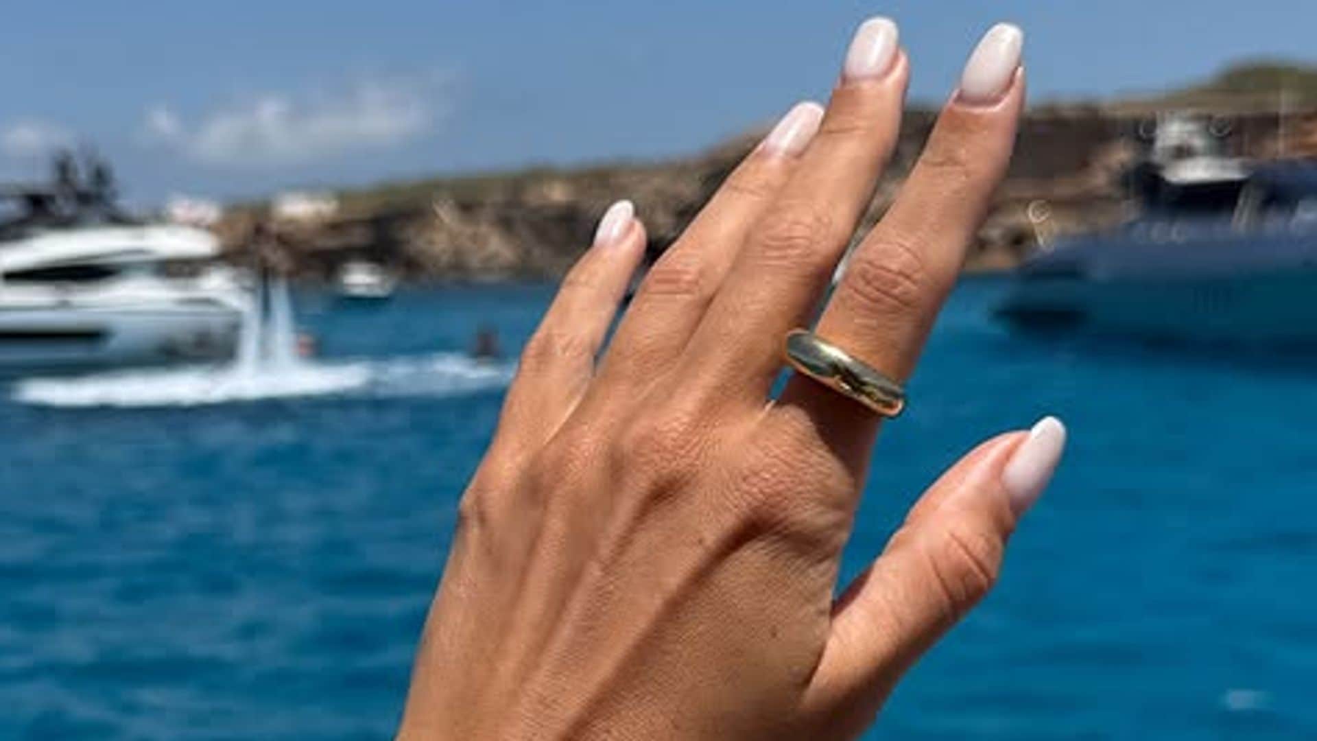 10 uñas en colores claros para unas manos elegantes: del perlado al celeste