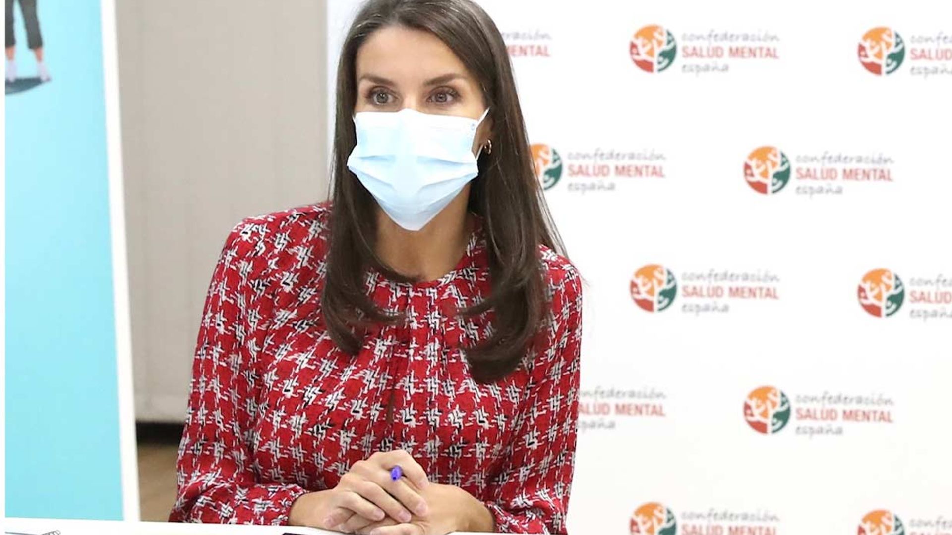 Doña Letizia cumple con su agenda de trabajo en una de las zonas confinadas de Madrid