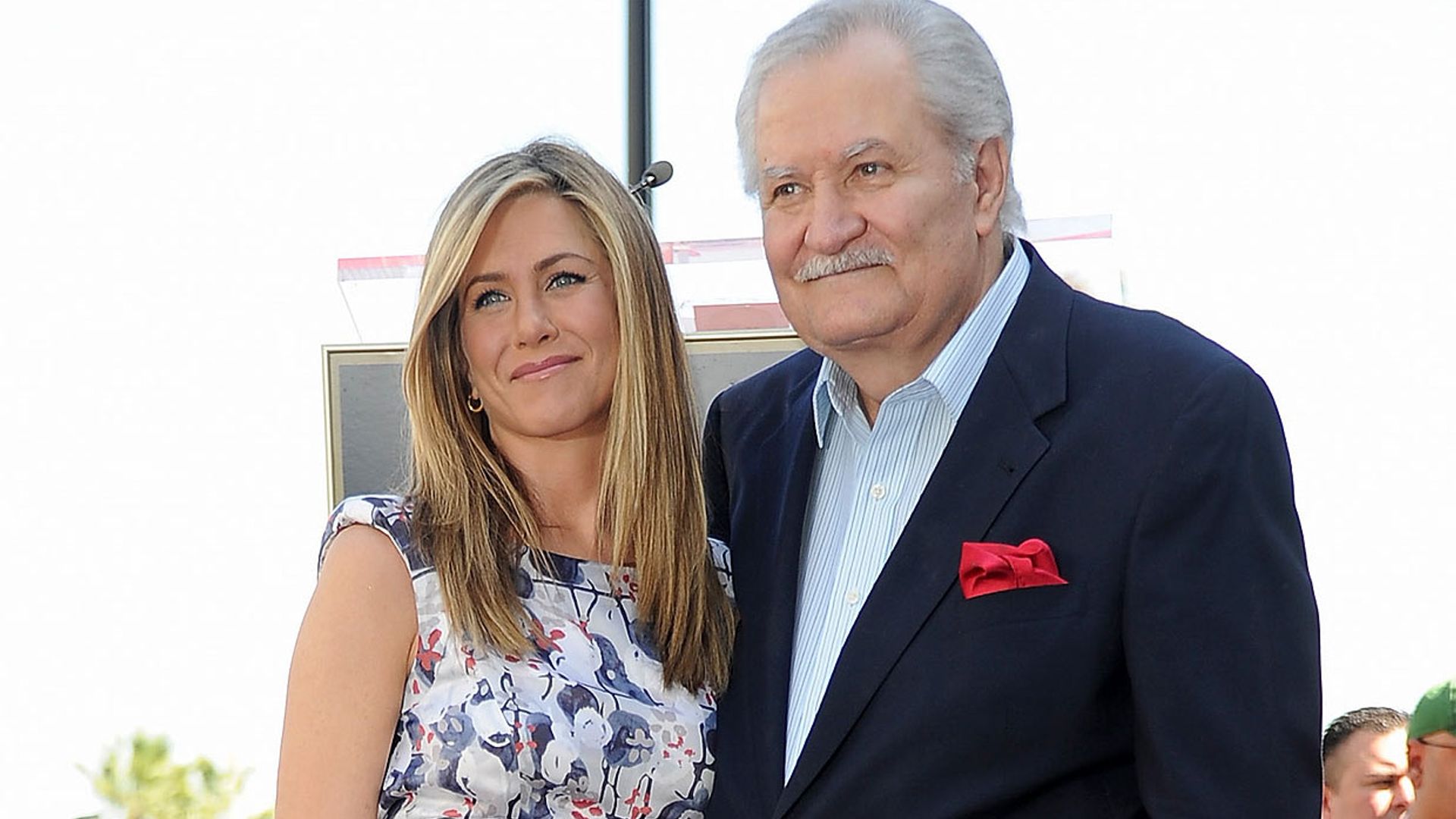 Jennifer Aniston llora la muerte de su padre John que ha fallecido a los 89 años