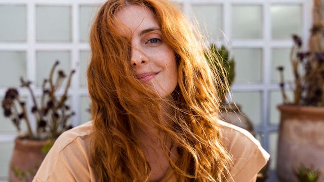 mujer sonriente