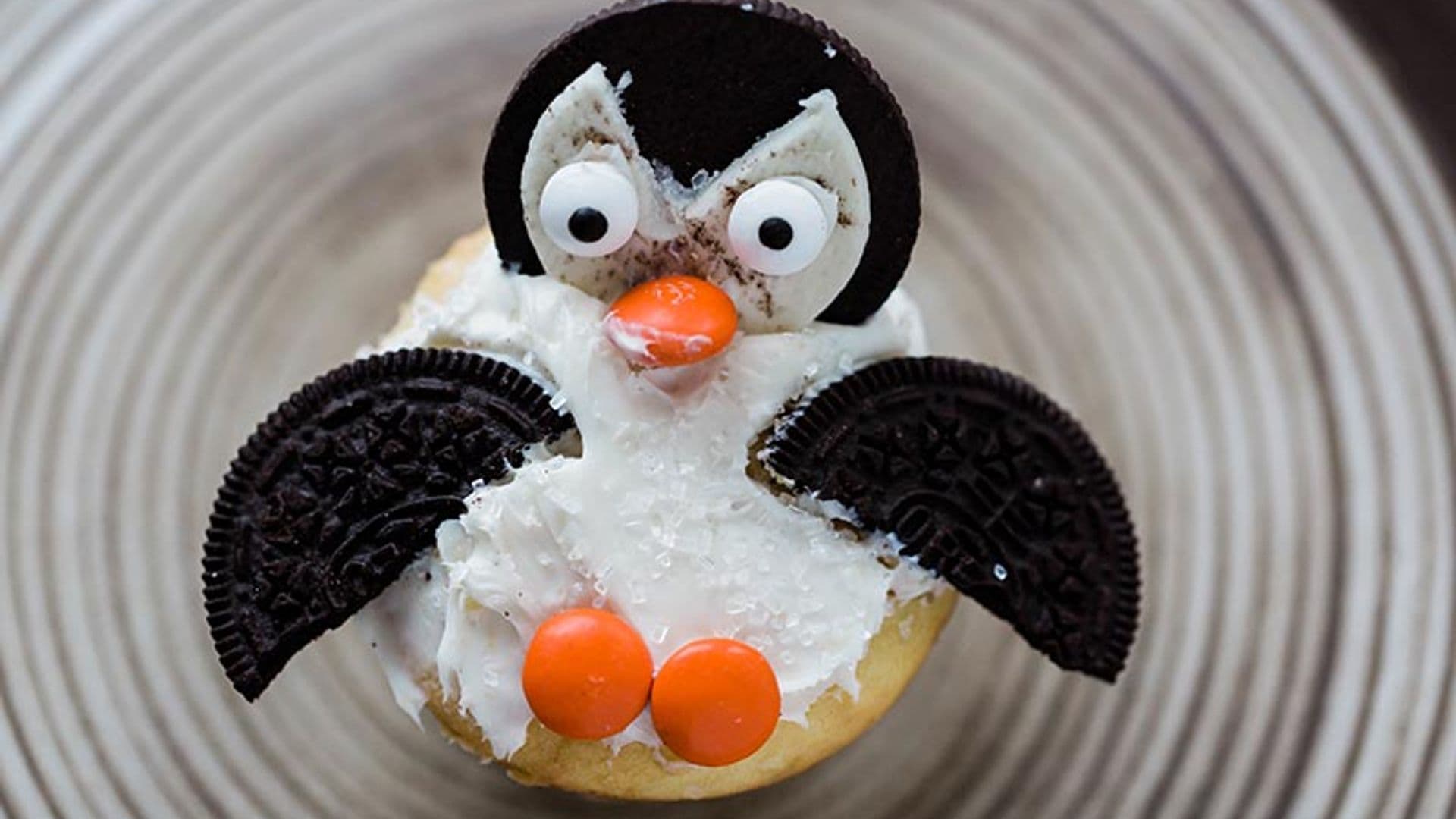 Cupcakes pingüino de vainilla con oreos