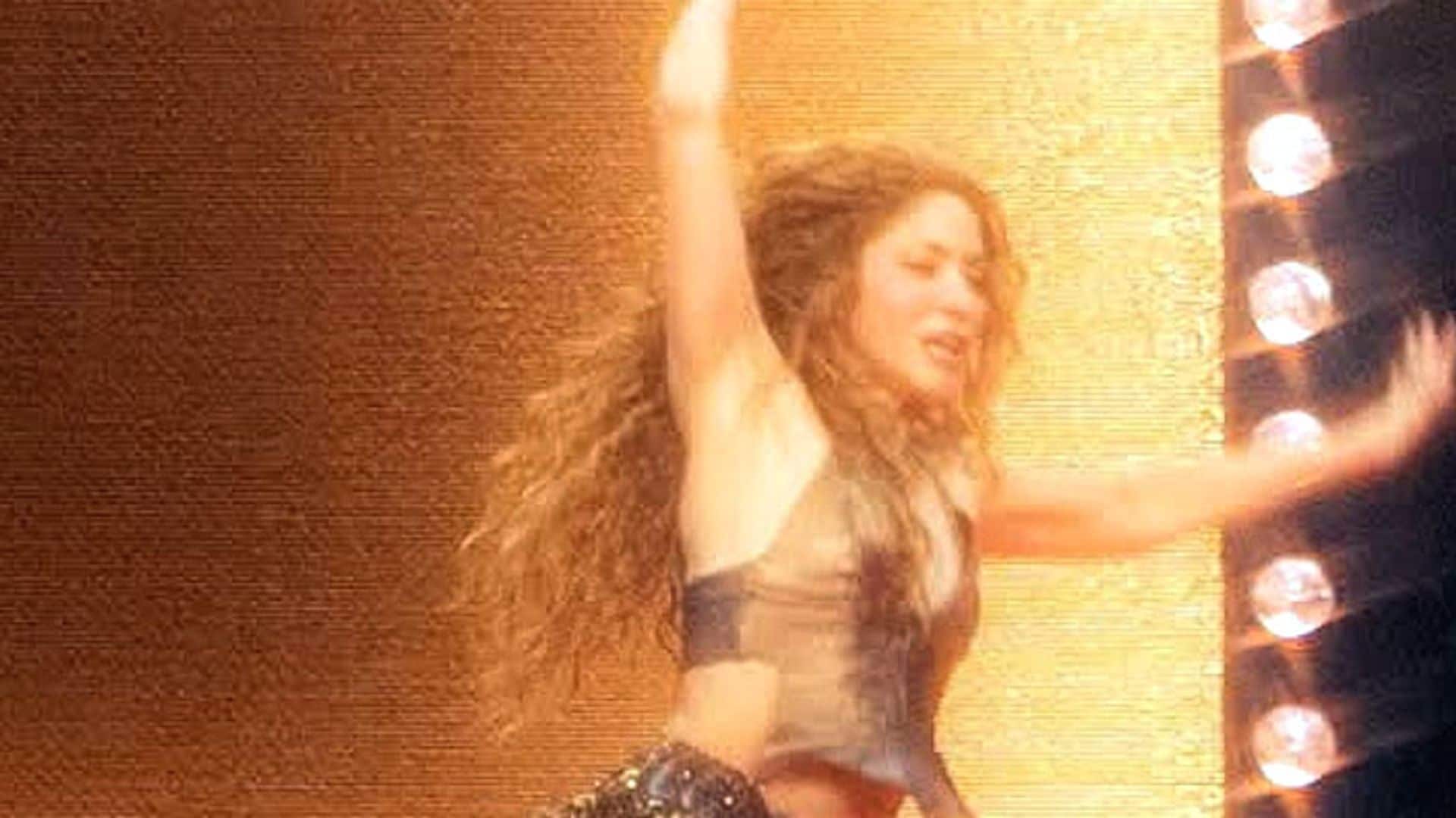 La caída de Shakira en pleno concierto y su reacción viral, en vídeo