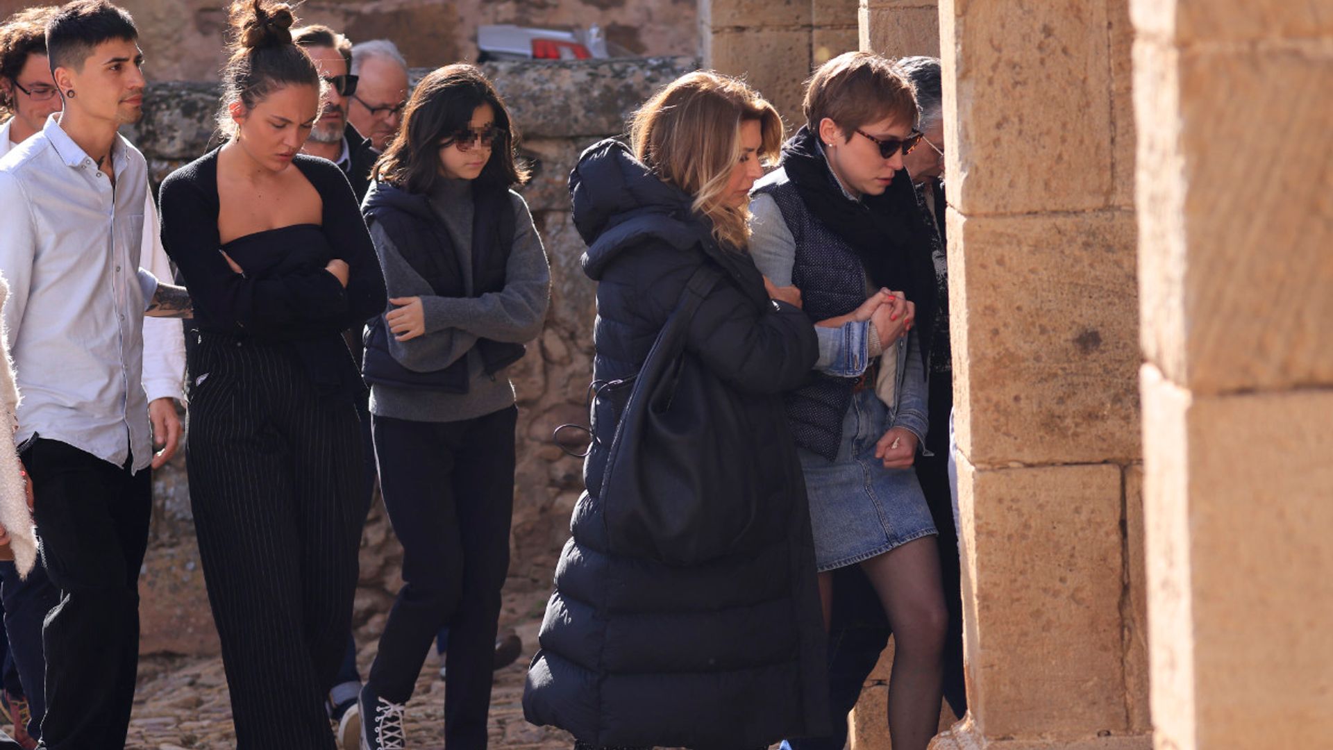 El dolor de la pareja, familiares y amigos de Fernando Sánchez Dragó en el entierro del escritor