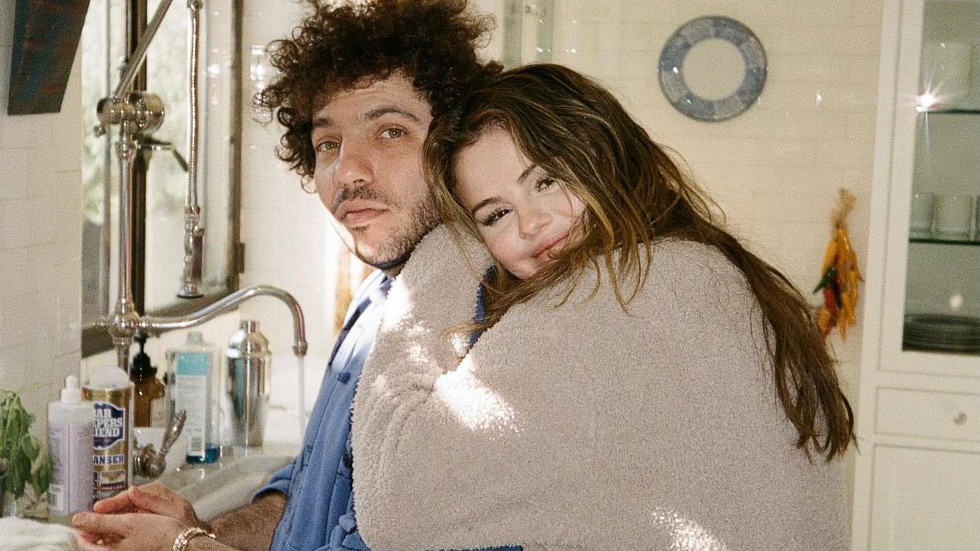 Selena Gomez comparte su álbum más romántico al celebrar el cumpleaños de su novio Benny Blanco