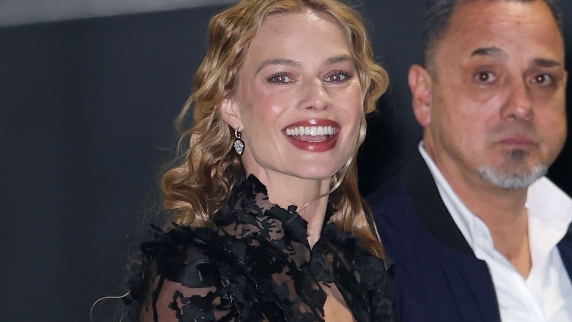 Margot Robbie con su último look para el Live de Jimmy Kimmel en Los Ángeles