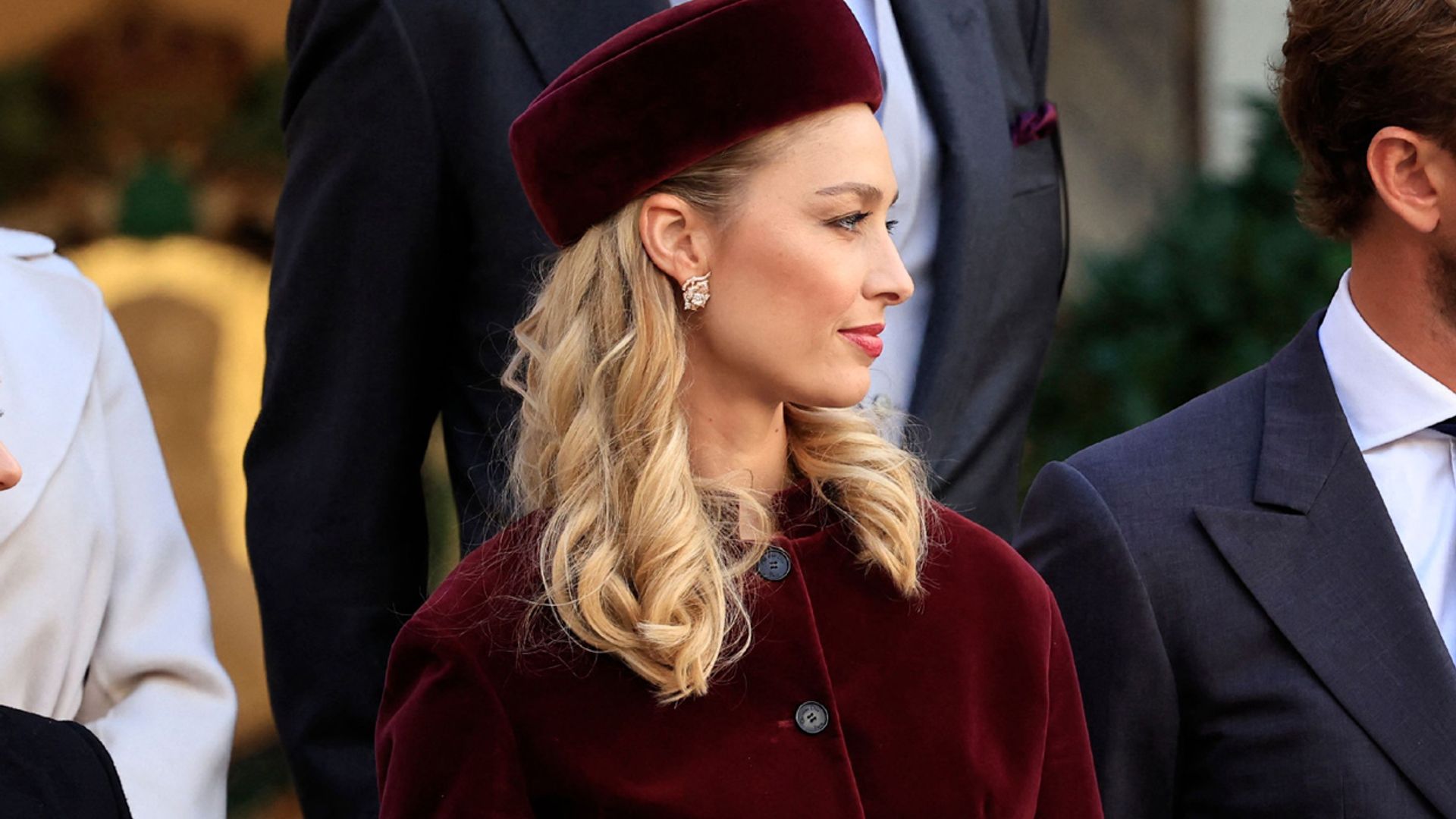 Beatrice Borromeo completa su look de terciopelo con un tocado 'pillbox' y joyas de flores