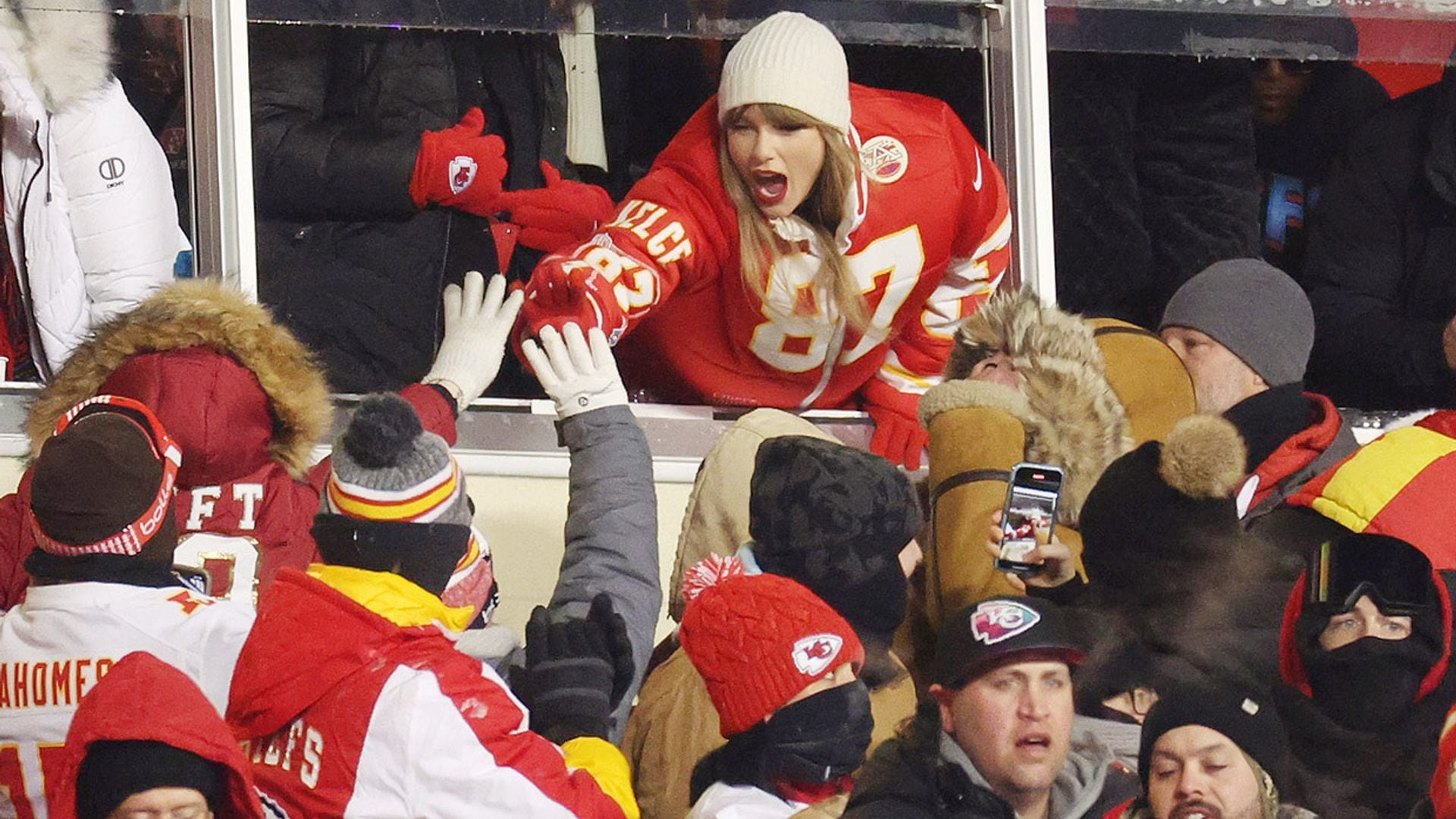Taylor Swift causa furor en un partido de su novio mientras se rumorea que podrían comprometerse