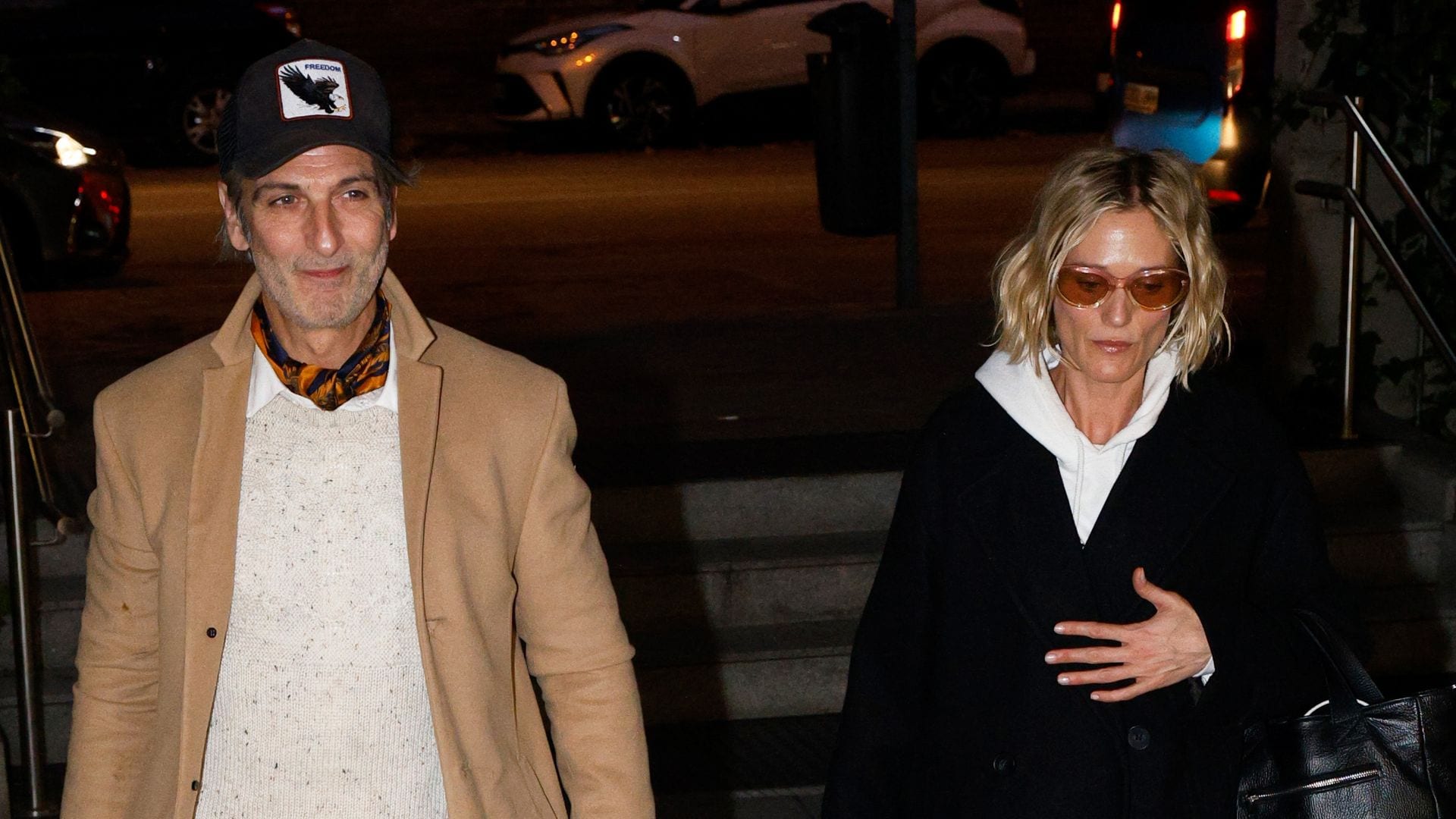 Ernesto Alterio llega con su pareja al tanatorio para despedirse de su padre