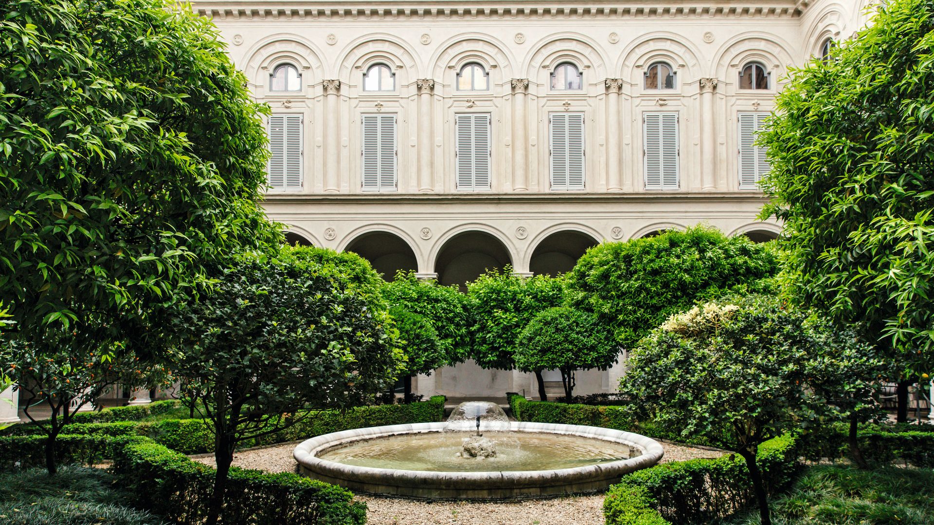 La princesa posa junto a su marido, Massimiliano Floridi; el matrimonio, padres de cuatro hijas, ha fijado su hogar en el ala más reservada del palacio, que se abre a un magnífico jardín privado
