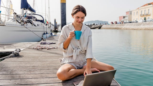 Mujer trabajando en el puerto en Lisboa, Portugal